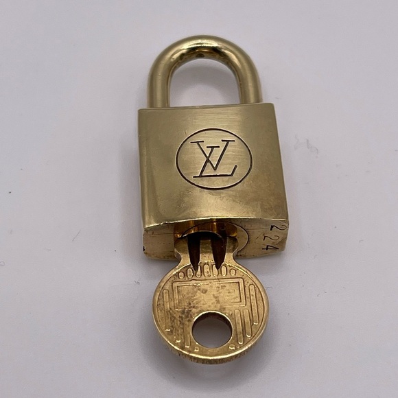 100% Authentic and pre loved Louis Vuitton - RARE Gold Lock and Key set #224 - Picture 1 of 5